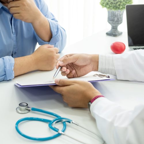 Doctor and patient discuss and discuss treatment of patient.